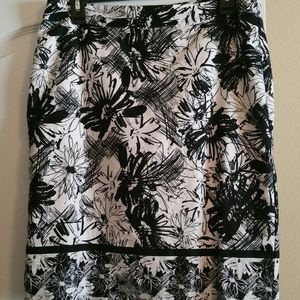 #139 Van Heusen Women's Black & White Floral Skirt